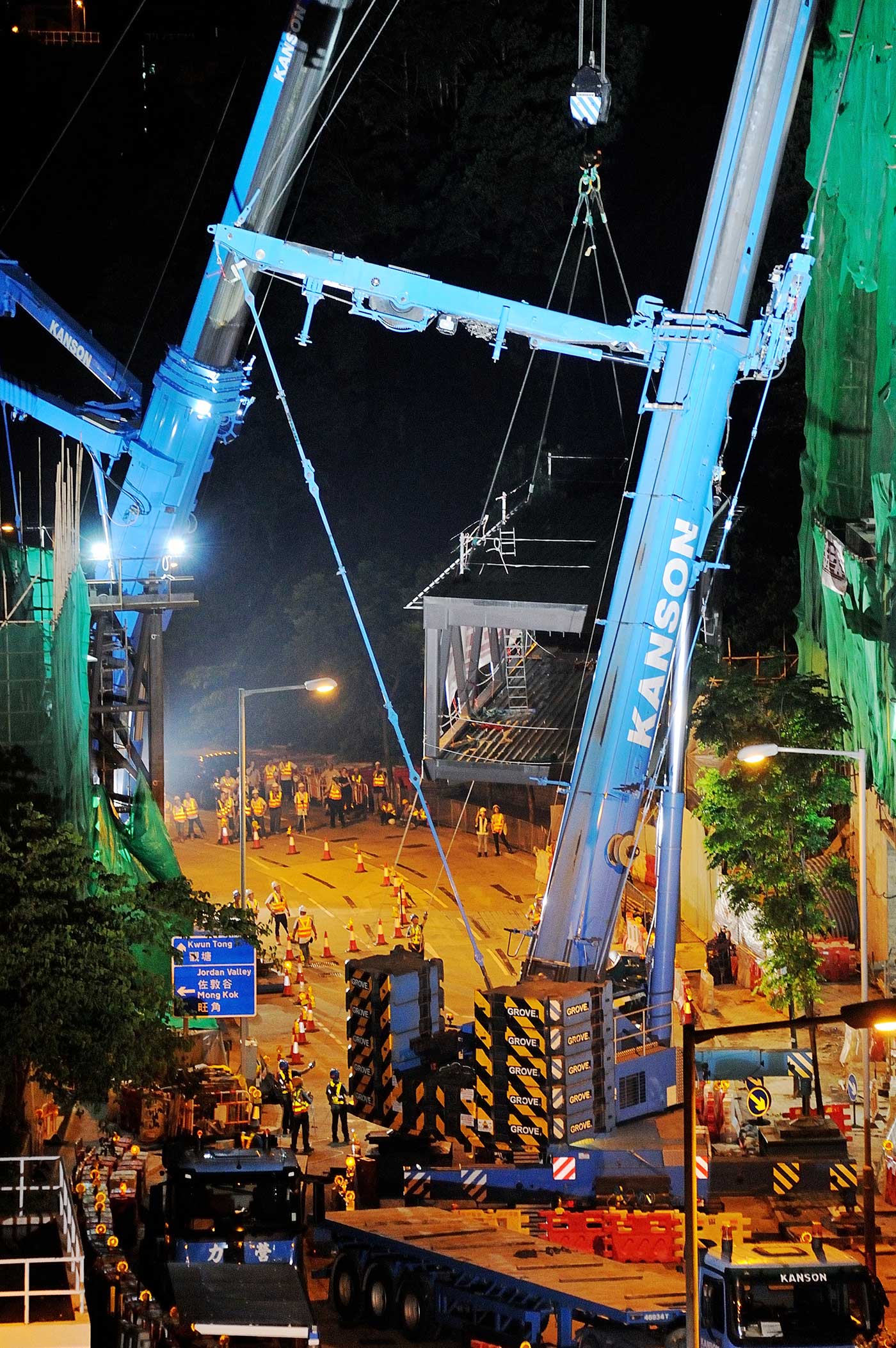 優異獎【深宵作業】 夜，彩德邨和彩興苑架設行人橋，見識到香港工程人員有條不紊，效率一流。   攝：黃榮基