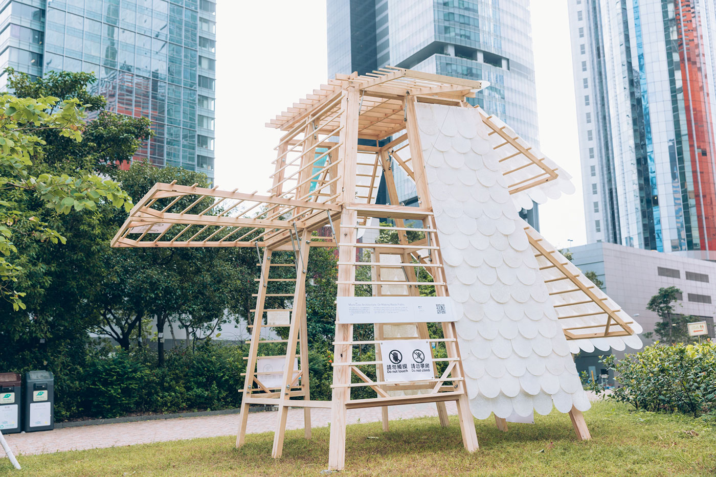 【Micro Civic Architecture: On Making Waste Public】The artwork is a wooden structure, and the “plastic sheet” is made with processed plastic rubbish collected in the city. Each plastic sheet weighs 135g, roughly equivalent to two plastics lunch boxes and two bottles. How many “plastic tower” can you build in your life? by: GAAU1 UP, Upcycling Studio