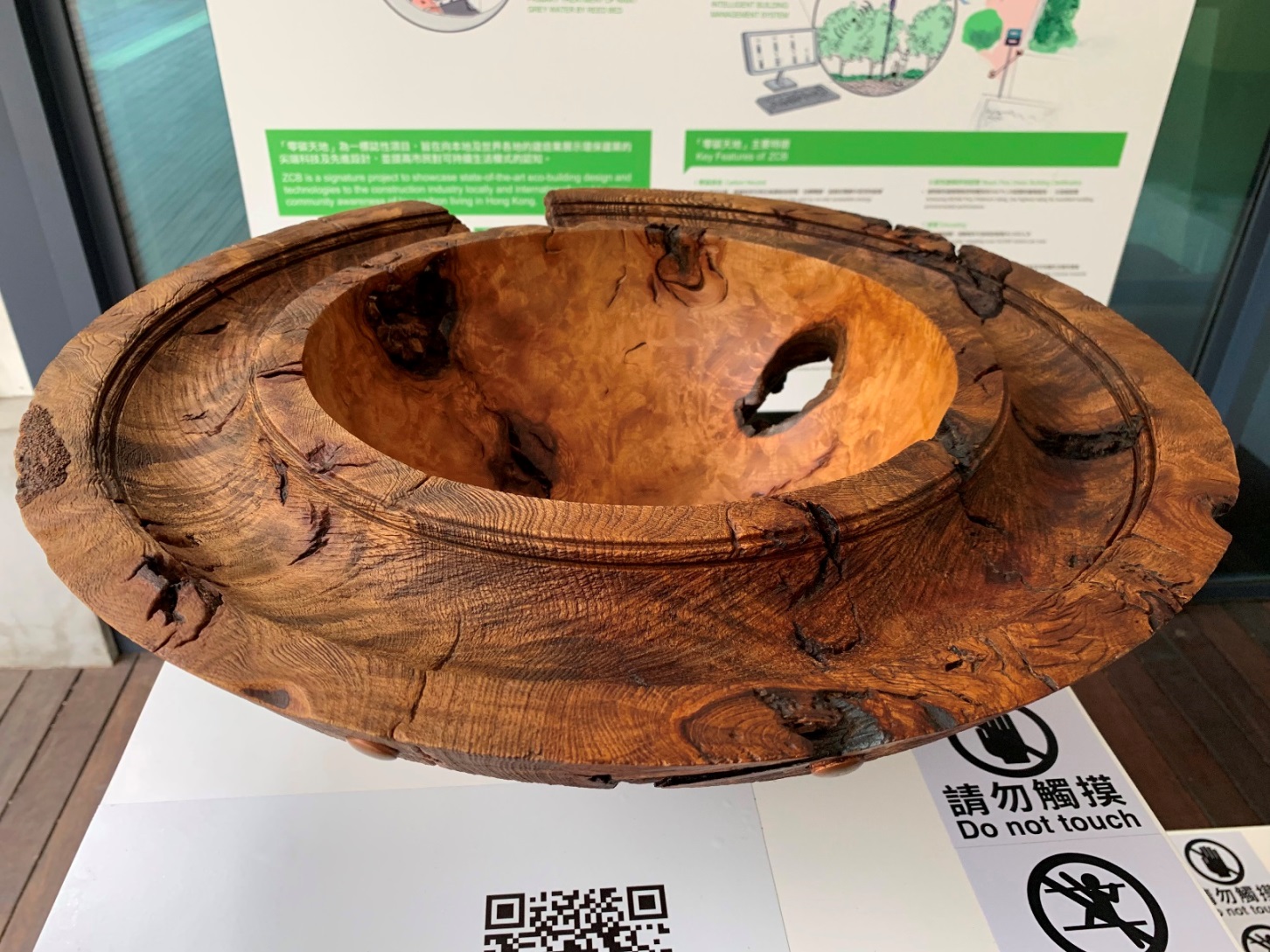 【Salvaged Bowl】Old castles and armour formed the inspiration for this piece. The Irish elm was salvaged from a bonfire and left untouched under a workbench for over a year. The many holes and included bark encapsulate nature in the piece and present a fascinating contrast with the exterior pattern. by: Joe LAIRD, Wood Turner, Ireland